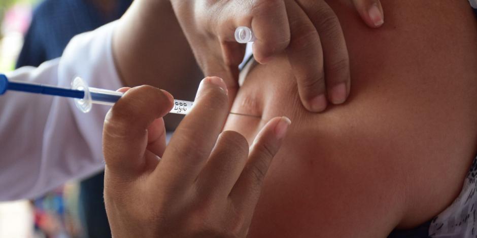 Un italiano de 50 años intentó vacunarse en un brazo falso; trabajador lo denunció.