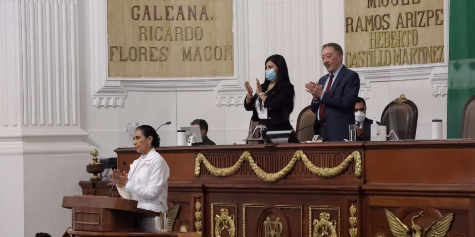 Durante la comparecencia de la secretaria de Salud ante el Congreso capitalino, ayer, se brindó un minuto de aplausos en homenaje a las víctimas de la pandemia.