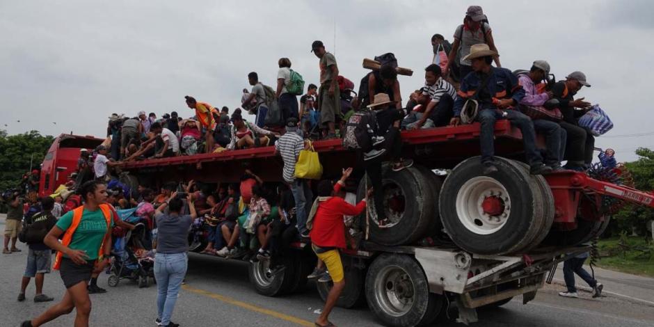 Algunos de los integrantes de la caravana migrante lograron conseguir "aventón" por parte de tráileres para avanzar por Veracruz.