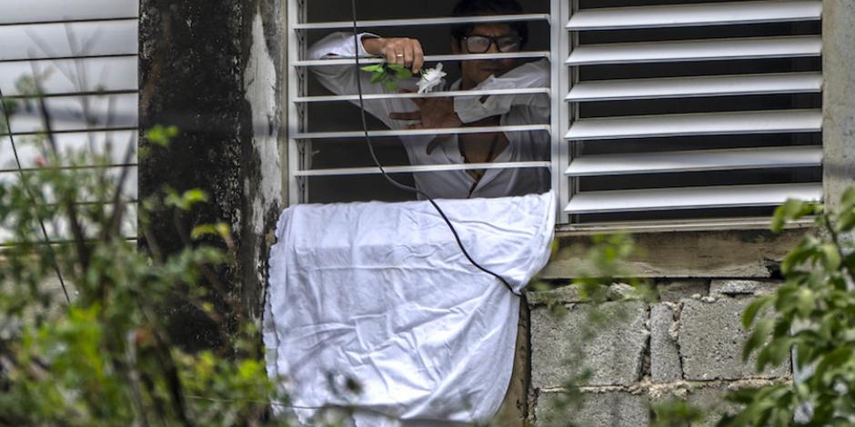 El disidente desde su ventana en La Habana, el pasado 14 de noviembre.