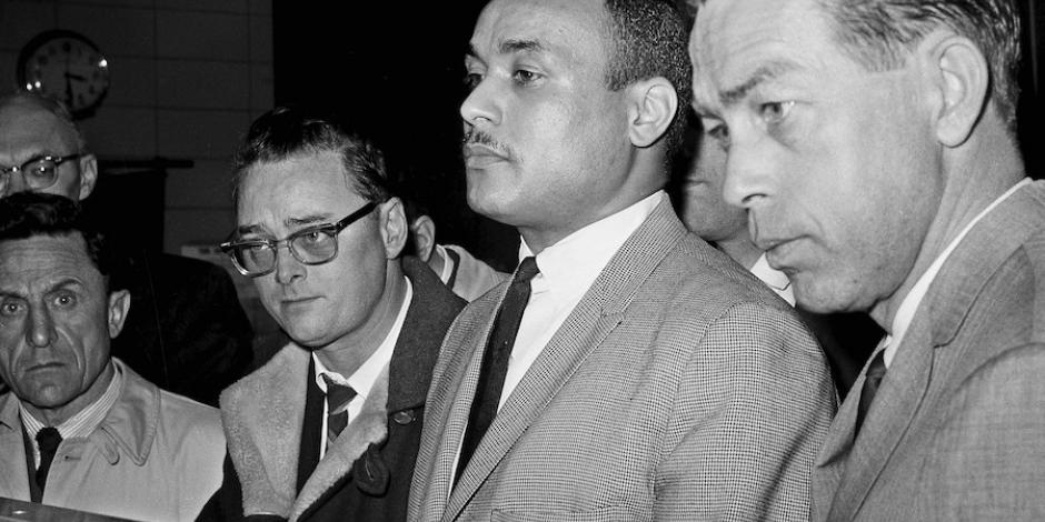 Fotografía de archivo de Khalil Islam, al centro, registrado como el tercer sospechoso en el homicidio del activista Malcolm X, el 3 de marzo de 1965, en Nueva York.