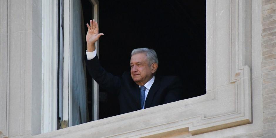 Andrés Manuel López Obrador, Presidente de México, saluda a paisanos mexicanos desde el balcón del Instituto Cultural Mexicano en Washington