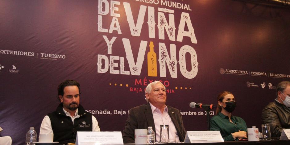 Marina del Pilar y Víctor Villalobos en conferencia de prensa con motivo del 43 Congreso Mundial de la Viña y el Vino 2022.