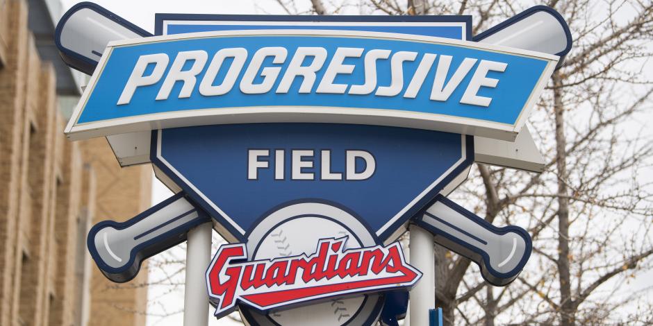 Un letrero en el Progressive Field muestra el nombre de los Guardians de Cleveland, nuevo nombre de los anteriormente denominados Indians en la MLB.