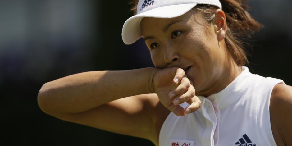 Peng Shuai se limpia la cara durante un partido contra la australiana Samantha Stosur en la segunda ronda de Wimbledon.