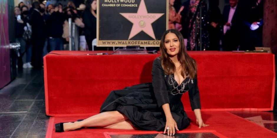 Salma Hayek devela su estrella en el Paseo de la Fama de Hollywood