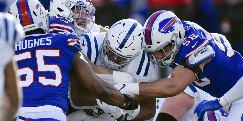 Jonathan Taylor, de Colts, es tackleado durante el juego de comodín ante Bills en la pasada campaña de la NFL, el 9 de enero de 2021.