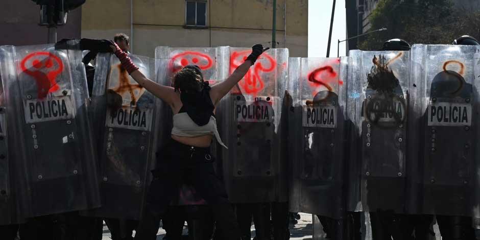 Manifestantes Trans fueron encapsulados por policías capitalinos en avenida México-Tenochtitlán, acusaron que fueron rociados con gas lacrimógeno 