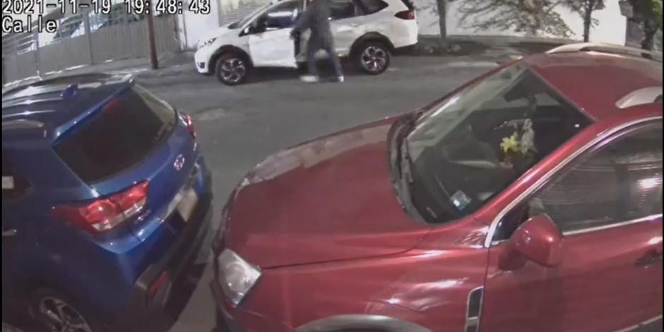 El video del robo muestra a la mujer correr del asaltante.