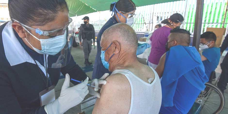 Aspectos de la vacunación contra COVID-19 a personas privadas de su libertad en el Centro de Prevención y Readaptación Social de Santiaguito, en Almoloya de Juárez, con AstraZeneca