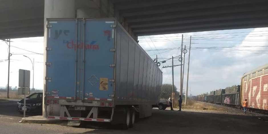 Tren arrebata vida de trailero que intentó ganarle el paso en Querétaro