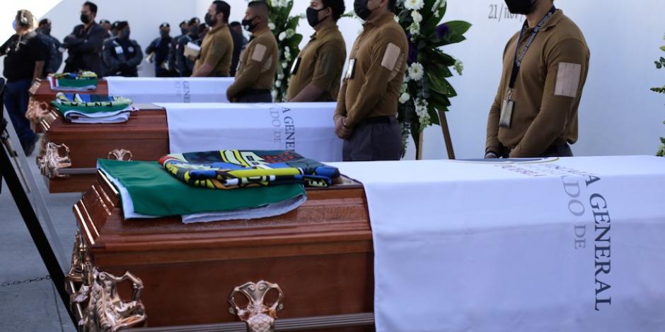 Familiares, amigos y autoridades rindieron un homenaje de cuerpo presente a los tres agentes ministeriales asesinados por policías municipales de Tecamachalco.