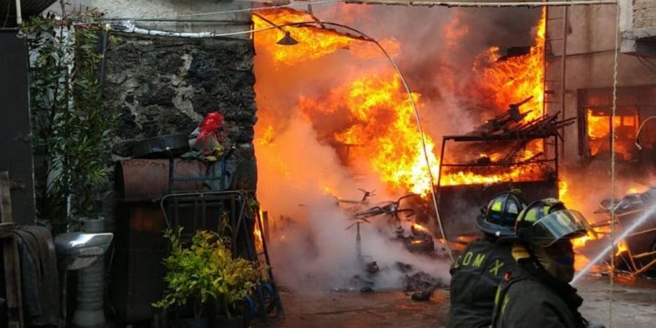 Servicios de emergencia acudieron al lugar para sofocar el incendio registrado en Coyoacán.