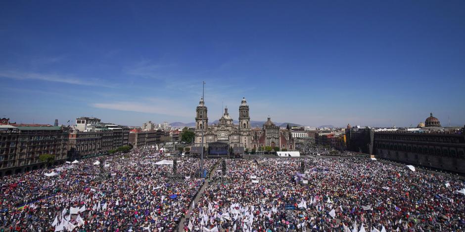 El primero de diciembre de 2019 el Presidente AMLO rindió su informe de gobierno en el Zócalo capitalino, reuniendo a 140 mil personas en la plancha.