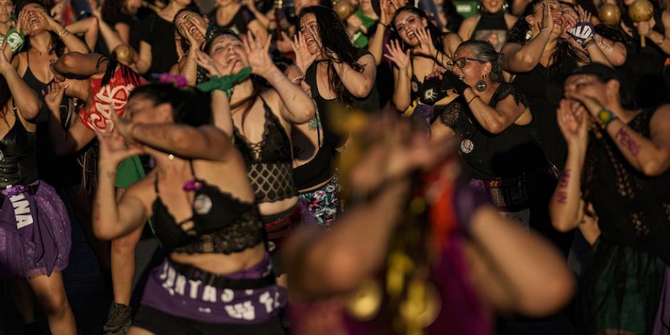 Chilenas realizan un performance para visibilizar la violencia contra la mujer.