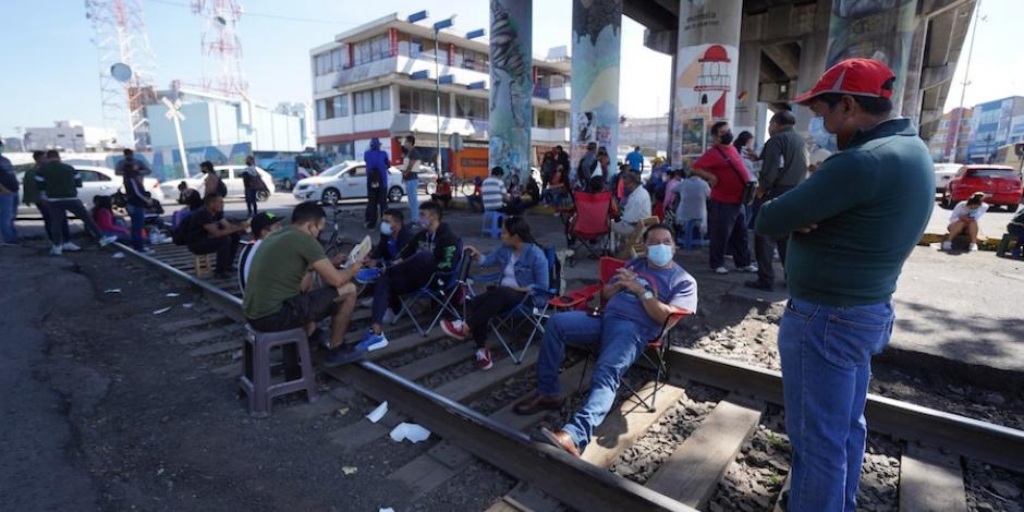 Maestros de la CNTE bloquean vías del tren en Michoacán, en octubre pasado, por falta de pago.