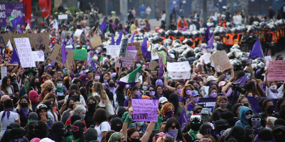 Protesta, ayer, en Reforma y Bucareli, en el Día Internacional de la Eliminación de la Violencia contra la Mujer.