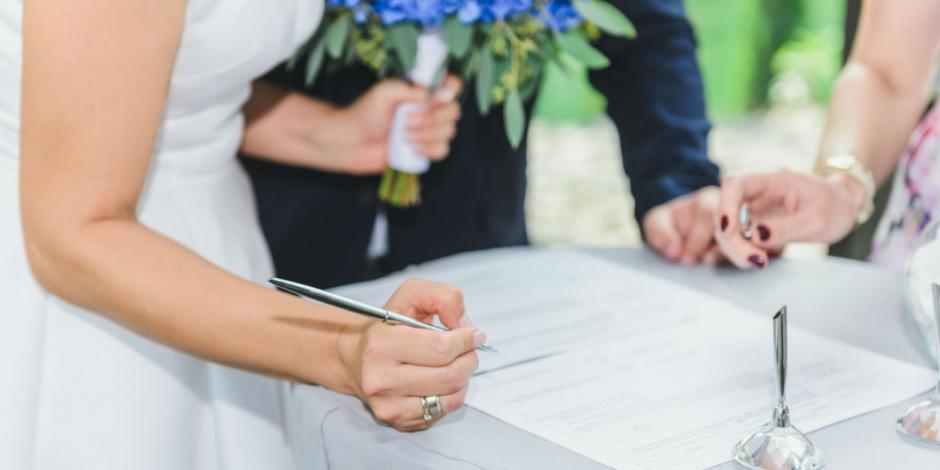 En boda civil, casan por error a la novia con un testigo