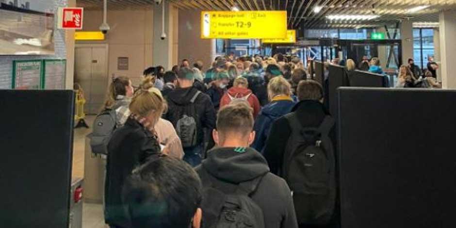 Según los resultados de las pruebas iniciales, es probable que decenas de personas estén infectadas con COVID entre unos 600 pasajeros que llegaron al aeropuerto Schiphol de Ámsterdam en dos vuelos desde Sudáfrica, señalaron autoridades sanitarias de Países Bajos.