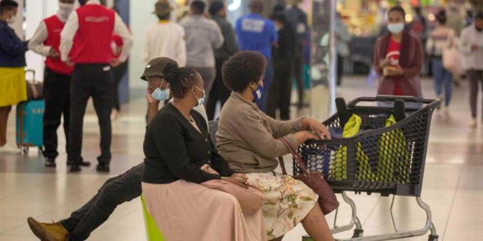 Personas realizan compras en un centro comercial de Johannesburg, en Sudáfrica; En México, la Ssa actualizó protocolos de vigilancia genómica ante nueva variante de COVID-19