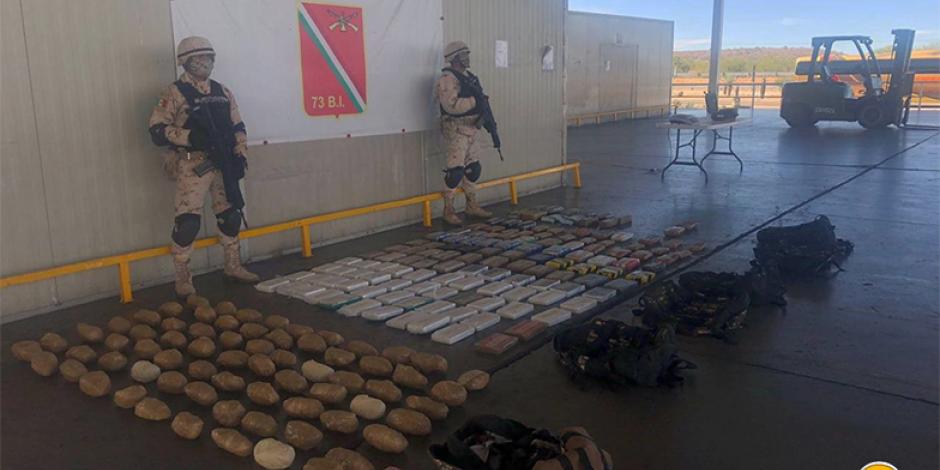 Elementos del Ejército muestran la droga asegurada en el municipio de Opodepe, el pasado jueves.