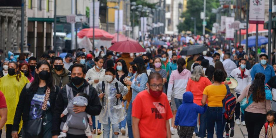Cientos de personas caminan por la calle Francisco I. Madero en el Centro Histórico de la Ciudad de México.