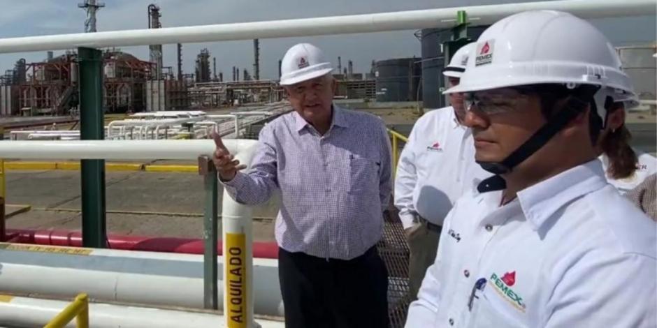 AMLO supervisa la rehabilitación de la refinería Salina Cruz.