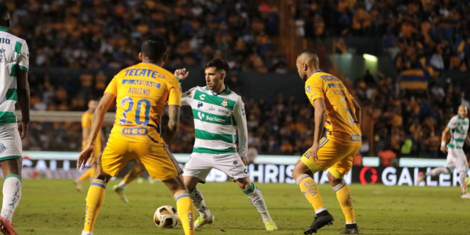 Una acción del duelo entre Tigres vs Santos, de la Liga MX