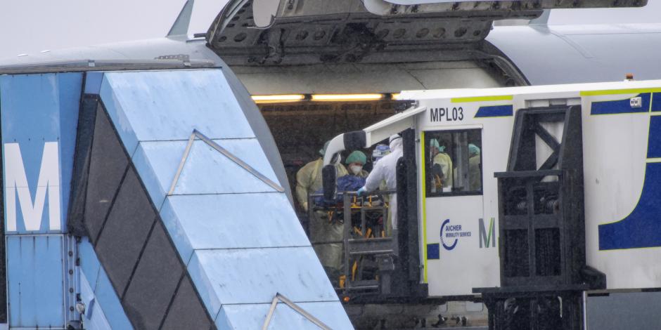 Autoridades trasladan a un paciente crítico de un avión a un hospital en Alemania, ayer.