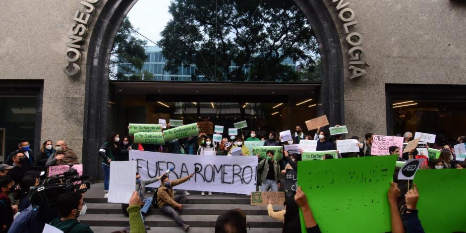 Académicos y alumnos protestaron ante Conacyt, el 19 de noviembre, para exigir la salida del director interino, José Antonio Romero.