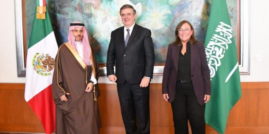 Marcelo Ebrard y Rocío Nahle junto con el príncipe ministro de relaciones exteriores de Arabia Saudita, Faisal bin Farhan Al Saud.