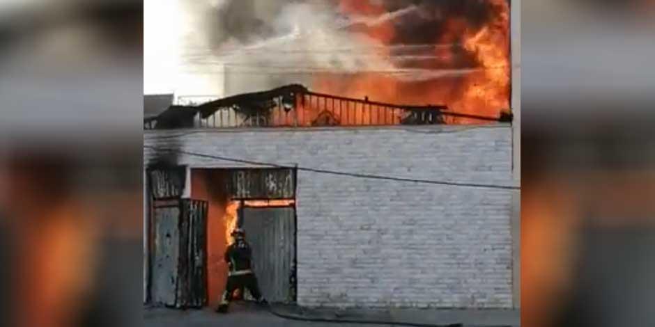 Bomberos de la Ciudad de México combaten un incendio en la alcaldía Venustiano Carranza