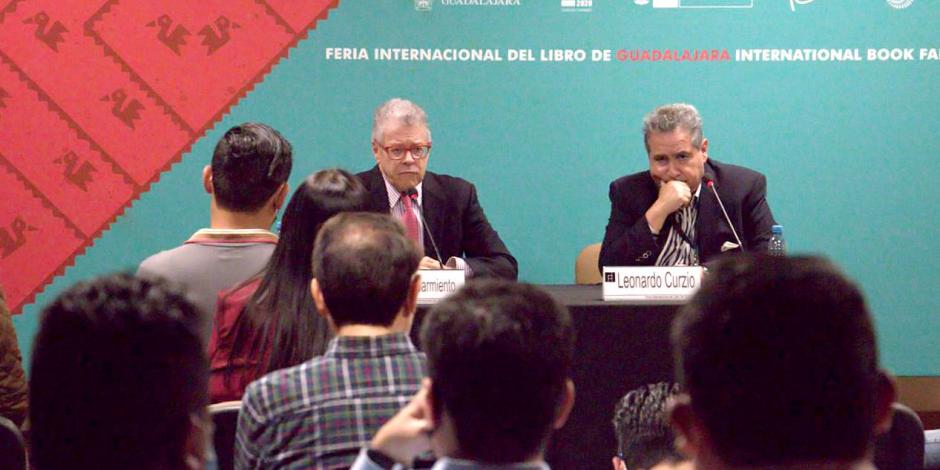 El periodista Sergio Sarmiento (izq.) y el comunicador Leonardo Curzio (der.), en la presentación del libro.