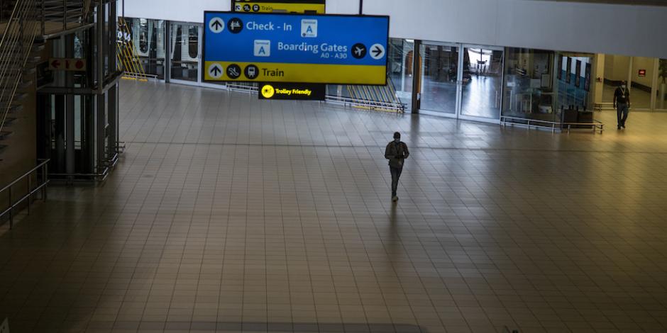 Las restricciones de viaje apagan las operaciones en el aeropuerto de Johannesburgo, ayer.