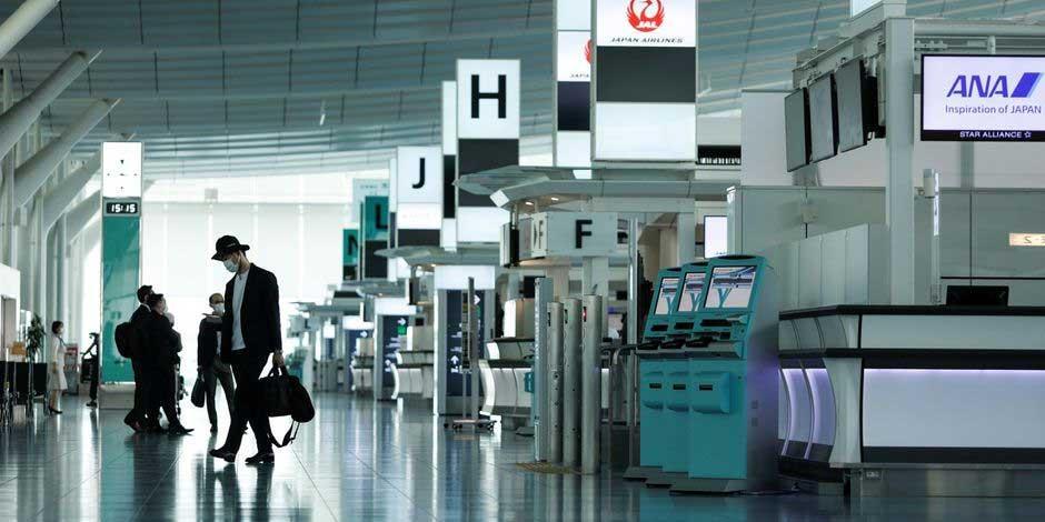 Pasajeros con mascarillas protectoras, en medio de la pandemia por COVID-19, caminan en el aeropuerto de Haneda, en Tokio, Japón, el 13 de junio de 2021