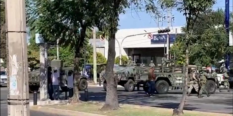 Testigos aseguran que cinco personas fueron detenidas en el operativo de la Marina en Guadalajara.