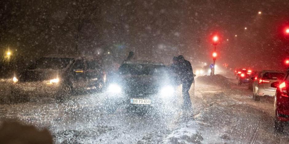 Cayeron alrededor de 30 centímetros de nieve, dejando atrapados a clientes y empleados de IKEA, cuando la tienda departamental en la ciudad de Aalborg cerró el miércoles por la noche