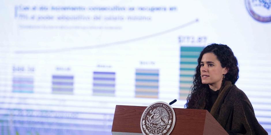 La secretaria del Trabajo y Previsión Social, Luisa María Alcalde, en conferencia de prensa.