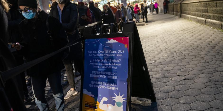 Decenas de ciudadanos esperan por su dosis anti-Covid de refuerzo en un centro de vacunación cerca del Central Park, ayer.