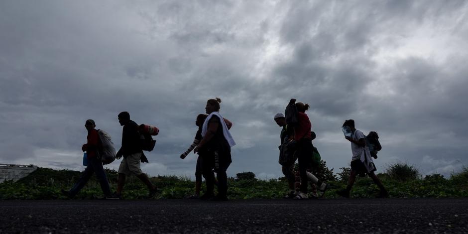 Migrantes caminan en su paso por México hacia Estados Unidos.