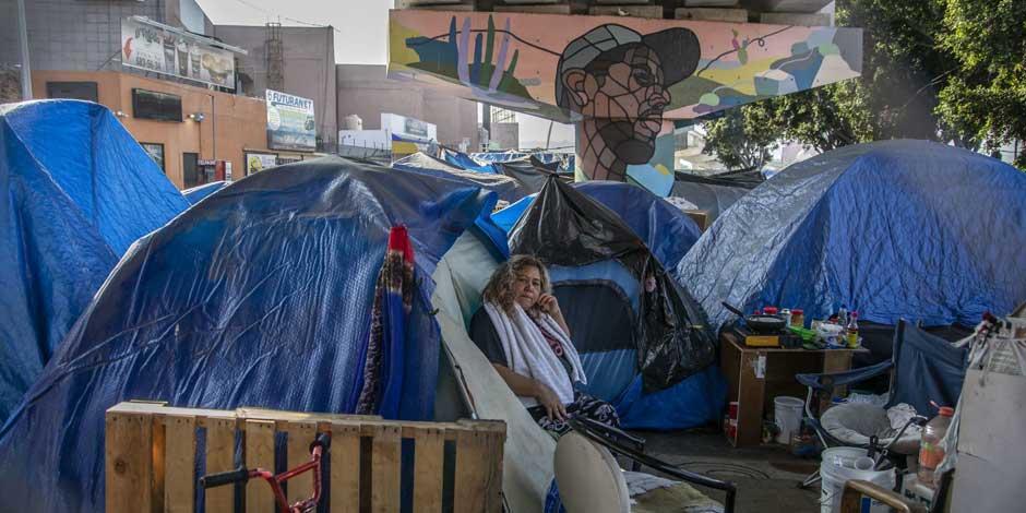 Una mujer espera en Tijuana su proceso migratorio. SRE aseguró que el programa “Quédate en México” busca mejorar condiciones de los migrantes