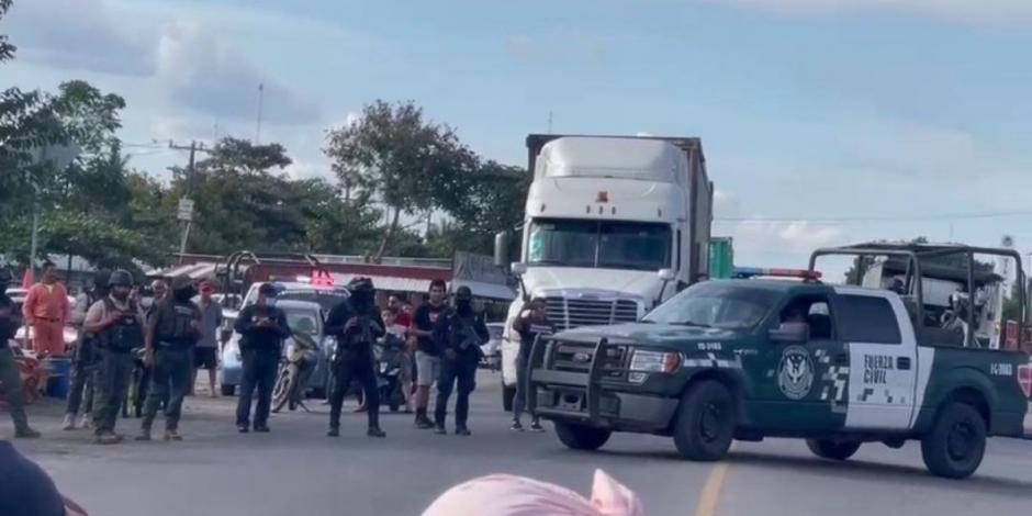 La caravana migrante bloqueó la carretera Tierra Blanca-Sayula de Alemán, en Veracruz.