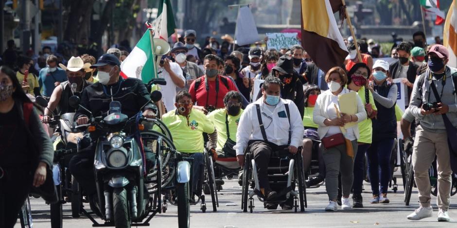 En el día Internacional de las Personas con Discapacidad, cientos en sillas de ruedas y en muletas se manifestaron para pedir igualdad en transporte, en empleos...; "sí nos ven, no somos invisibles", dice Ricardo.