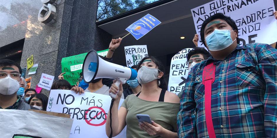 Estudiantes del CIDE durante manifestación por la designación de José Antonio Romero Tellaeche como director del Centro, en diciembre de 2021.