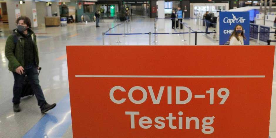 Un letrero anuncia la prueba para detectar COVID-19 en el Aeropuerto Internacional Logan, en Boston, Massachusetts