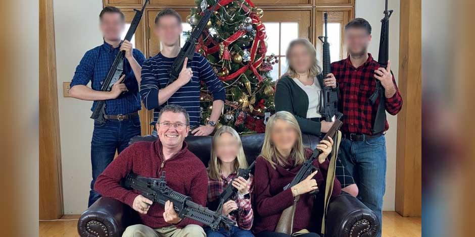 Congresista estadounidense posa con armas en foto de Navidad