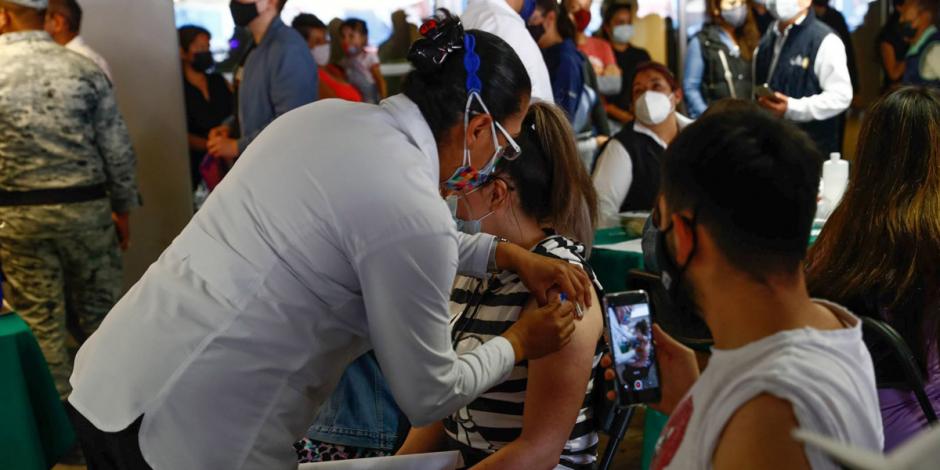 El secretario de la Comisión de Salud de la Cámara de Diputados, Éctor Jaime Ramírez Barba, dijo que se debe aplicar vacuna de refuerzo al personal de salud y a la población de riesgo