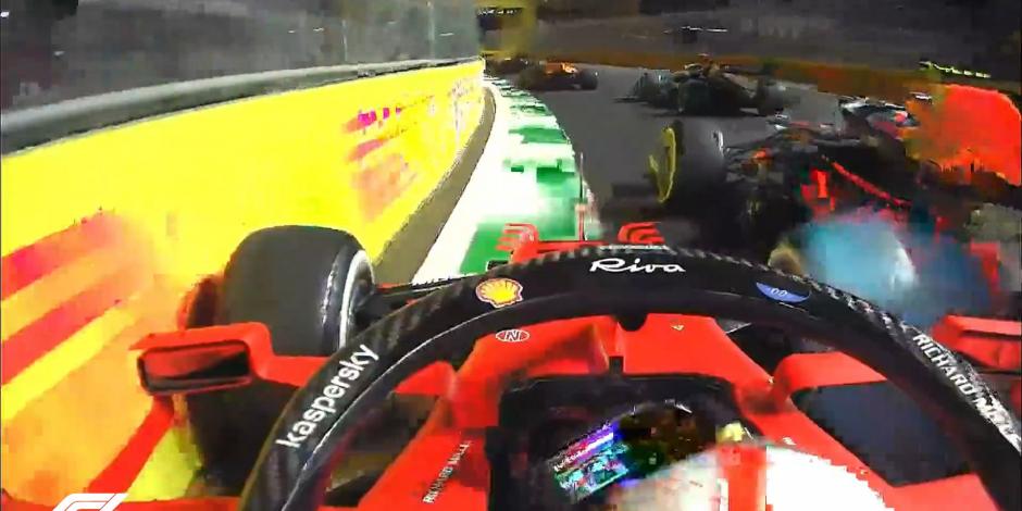 Checo Pérez y Charles Leclerc impactaron y el mexicano abandonó el GP de Arabia Saudita