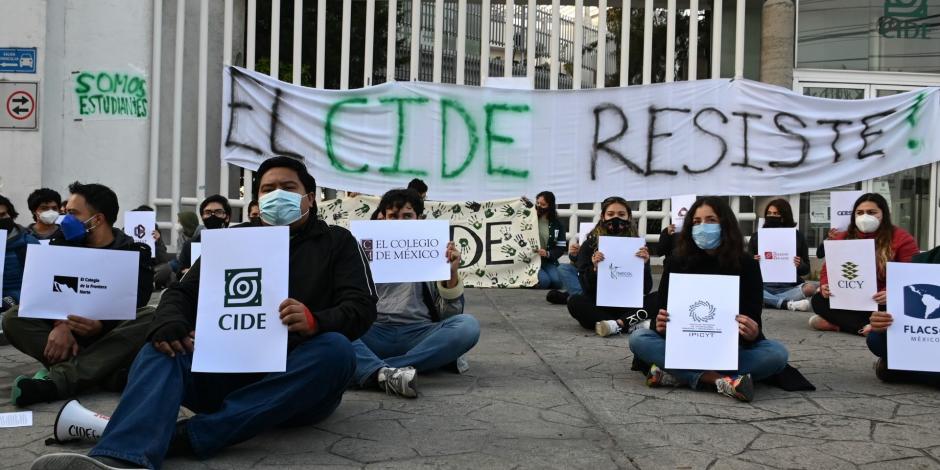Aspectos de la manifestación afuera del CIDE, realizada por parte de su comunidad estudiantil en noviembre de 2021