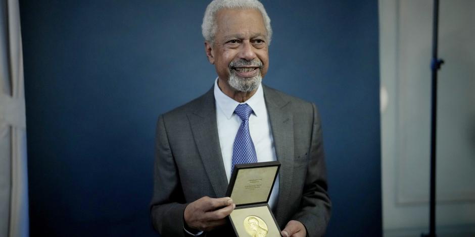 Abdulrazak Gurnah recibió la medalla y diploma del Premio Nobel de Literatura.